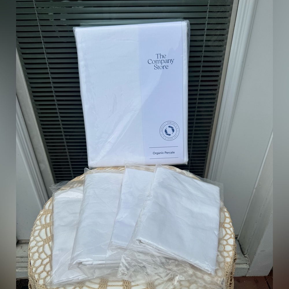 The Company Store Organic Percale Twin Duvet Cover w/4 Unbranded Pillow Cases